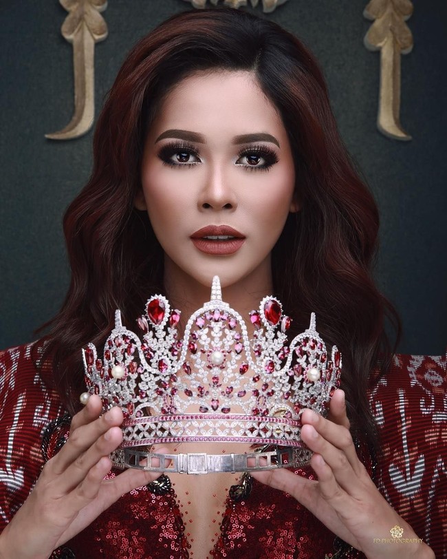 Bunga Jelitha sudah bersiap melepas mahkotanya Jumat (9/3/2018) malam ini dalam ajang grandfinal Puteri Indonesia 2018. Dia mengunggah foto di Instagram yang memperlihatkan penampilannya tanpa mahkota. Bunga pun tak lupa mengucapkan sederet terimakasih kepada semua pihak yang setelah mendukungnya. Foto: Dok. Instagram
