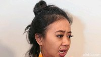  Asri pun bersyukur anaknya Ibram sudah berkembang ke arah positif. Katarak matanya kini jauh lebih baik. Foto: Ismail/detikHOT
