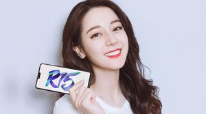 Penampakan Oppo R15  Dalam Genggaman