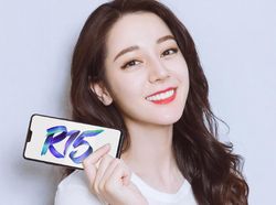 Penampakan Oppo R15  Dalam Genggaman