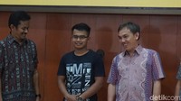 Peristiwa pelemparan rokok oleh Deni berawal saat dia mengajak keluarganya berlibur ke Bunbin Bandung, Minggu (4/3). Ia mengaku refleks melempar rokok ke kandang Ozon.  (Foto: Dony Indra Ramdhan/detikcom)