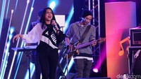 Volmax saat tampil di dHOT Music Day 2018 di Kuningan City, Jakarta Selatan pada Jumat (9/3).
