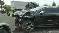 Mobil Lexus yang terlibat kecelakaan beruntun ini juga terlihat rusak parah di bagian bemper depan. Bagian mesin pun jadi terlihat. (Foto: Dian Firmansyah/detikcom)
