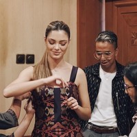 Desainer yang fokus mengangkat wastra Indonesia ini mengungkapkan, pembuatan gaun Demi memiliki tantangan tersendiri dari gaun-gaun rancangan Didiet untuk Miss Universe sebelumnya. Foto: Dok. Didiet Maulana
