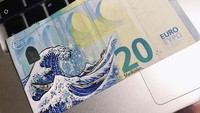 Seniwati bernama Mari Roldan ini memilih uang kertas euro sebagai kanvasnya. Uang kertas yang digunakan masih berlaku. @mariroldan/Istimewa.