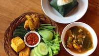 Tidak lengkap rasanya menyantap nasi timbel tanpa lalapan dan sayur asem. Ditemani tahu dan tempe, menu makan siang milik @hiyzy_fooddiary ini terlihat sederhana namun tetap enak. Foto: Instagram/Istimewa