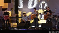 Mereka tampil dengan format akustik di atas panggung acara live streaming selama 11 jam non stop itu.
