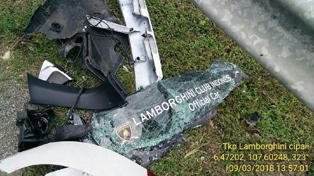 Bagian mobil Lamborghini yang rusak akibat tabrakan beruntun di Cipali