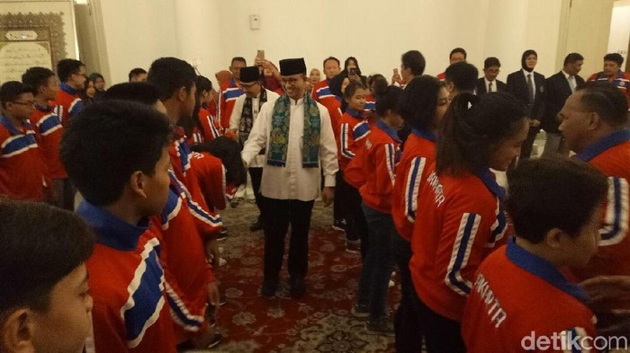 Lepas Kontingen Karate, Begini Cara Anies Semangati Atlet