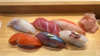 Kangen makanan negara asalnya, Haruka menyantap sushi. Hmm terlihat enak ya. Yummy! Foto: Instagram @haruuuu_chan