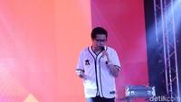 Vokalis Gigi itu membuka penampilan dengan lagu Tunggu Di Sana.