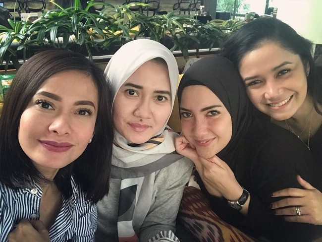 Tia Ivanka memilih hijab polos baik berupa hijab segi empat berbahan paris, polycotton, atau sifon. Foto: Instagram Tia Ivanka