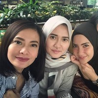 Tia Ivanka memilih hijab polos baik berupa hijab segi empat berbahan paris, polycotton, atau sifon. Foto: Instagram Tia Ivanka