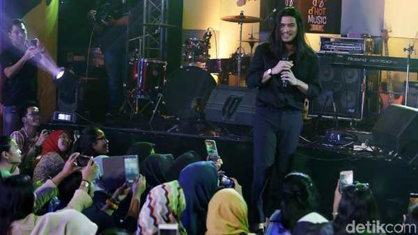 Ganjar Pranowo Tiba saat Aksi Virzha di Panggung dHOT Music Day 2018 Ganjar Pranowo Tiba saat Aksi Virzha di Panggung dHOT Music Day 2018
