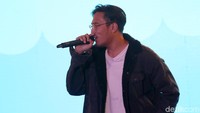 Lagu Mac Miller dan Ariana Grande yakni My Favorite Part yang di medley dengan Nothing on You dari B.O.B menjadi pilihannya kala tampil sore itu.