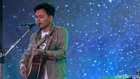 Penonton pun kembali dimanjakan dengan lagu I Dont Care miliknya.