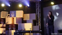 Virzha saat tampil di dHOT Music Day 2018 di Kuningan City, Jakarta Selatan pada Jumat (9/3).