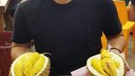 Lihat Nih, Ketika Mario Kahitna Cicipi Kungfu Tea hingga Mampir Beli Buah ke Pasar