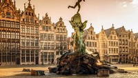 Lukaku berasal dari Antwerp, Belgia. Kota Antwerpen merupakan kota pelabuhan terbesar kedua di Eropa dan disebut kota mode di Belgia. Selain banyak gedung-gedung bersejarah, tanah kelahiran Lukaku ini ternyata penghasil berlian lho! (Thinkstock)