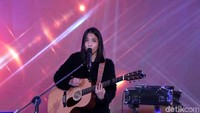 Solois berusia 32 tahun itu membuat sore ini jadi lebih syahdu dengan penampilannya.