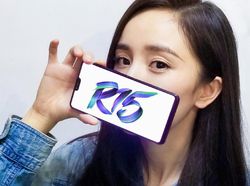 Penampakan Oppo R15  Dalam Genggaman