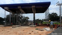 Sejumlah pekerja sedang mengerjakan pintu tol keluar di daerah Kukusan.