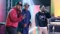 Hal tersebut pun membuat karoke masal diantara para penonton.