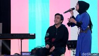 Bagaimana, nggak kelewatan penampilan mereka kan?