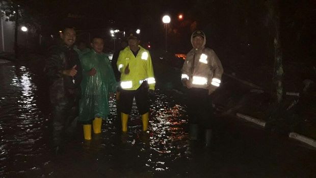 Tanggul Sungai Cikiley Bandung Jebol, Rumah Warga Terendam Banjir