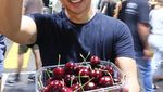 Lihat Nih, Ketika Mario Kahitna Cicipi Kungfu Tea hingga Mampir Beli Buah ke Pasar