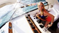 Selain mahir beraksi di balik kokpit pesawat, Alejandra jago juga beraksi di balik kemudi kapal yacht. Wah, suka liburan ke pantai nih Alejandra? (Instagram/@pilot_babywingz)