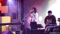 Ify Alyssa saat tampil di d’HOT Music Day 2018 di Kuningan City, Jakarta Selatan pada Jumat (9/3).