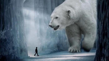 Ia membuat manipulasi foto dengan membuat hewan terlihat super besar dan manusia dibuat berukuran kecil. (Foto: Ebenism)