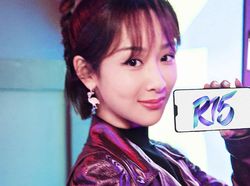 Penampakan Oppo R15  Dalam Genggaman