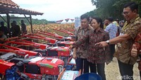Adapun petani yang menerima SK IPHPS dan KULIN-KK tahap pertama sebanyak 2.778 petani. BNI akan terus mendistrisbusikan KUR kepada sisa petani penggarap lainnya pada penyaluran KUR BNI tahap kedua nanti.