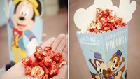 Ngemil popcorn bisa jadi pilihan yang asyik untuk menemani Anda menyaksikan parade di dalam Disneyland Hong Kong. Foto: Istimewa