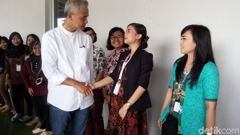 Kunjungi Pabrik Jamu, Ganjar Pranowo Sempat Diminta Doakan Ibu Hamil Kunjungi Pabrik Jamu, Ganjar Pranowo Sempat Diminta Doakan Ibu Hamil