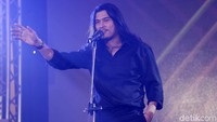 Selanjutnya ia menampilkan lagu Seperti Yang Kau Minta.