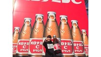 Lewat instagram pribadinya @haruuuu_chan, Haruka memposting banyak fotonya bersama makanan. Kalau yang ini pose saat memeluk minuman super besar asal Jepang. Foto: Instagram @haruuuu_chan