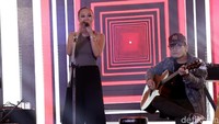 Angela Vero saat tampil di dHOT Music Day 2018 di Kuningan City, Jakarta Selatan pada Jumat (9/3).