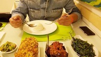 Habis kerja terbitlah lapar, tulis Mario dalam keterangan foto Instagram. Mariopun terlihat sedang menikmati tumis kangkung hingga bakwan jagung di Cak Tu Ci. Foto: Instagram marioginan7ar