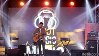 Rendy Pandugo saat tampil di dHOT Music Day 2018 di Kuningan City, Jakarta Selatan pada Jumat (9/3).