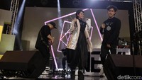 Semakin seru mereka juga membawakan lagu Arti Sahabat.
