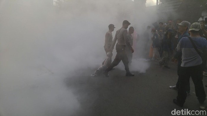 Tolak UU MD3, Mahasiswa Semarang Bakar Pocongan di Tengah Jalan