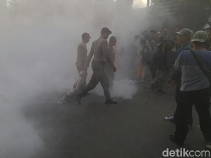 Viral Video Mahasiswa Hadang Mobil Rektor Unnes, Ini yang Terjadi