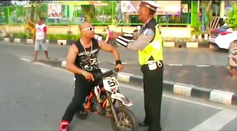 Malu Dong, Kambing Aja Pakai Helm Foto: Pool (Instagram) Malu Dong, Kambing Aja Pakai Helm Foto: Pool (Instagram)