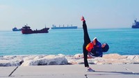 Berpose gerakan taekwondo di tepi laut (kubra.dagli/Instagram)