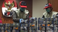 Saat operasi tangkap tangan (OTT) dilakukan, diduga telah terjadi penyerahan uang Rp 2,8 miliar dari PT SBN yang merupakan rekanan kontraktor jalan dan bangunan di Kendari kepada Walikota Kendari melalui beberapa perantara.