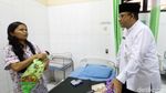 Kunjungi Puskesmas, Anies Gendong Bayi