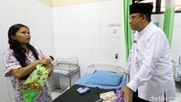 Di ruangan bersalin, ada sejumlah wanita yang sedang mengandung mengantre untuk diperiksa. Kedatangan mantan Mendikbud itu membuat mereka kaget. Namun, karena keterbatasan tempat dan fisik si ibu mengandung, Anies pun tidak berlama-lama di ruangan tersebut.